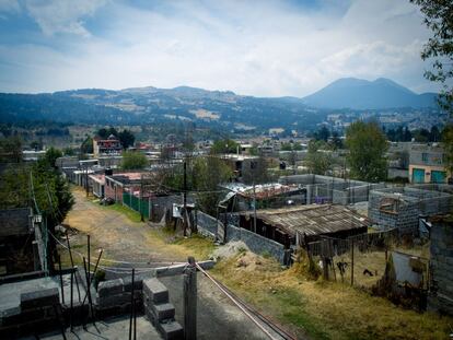 Vista de Santo Tomás Ajusco. Esta población tiene unos 9.000 habitantes. Situada unos 3.000 metros de altura, cerca del 70% de su población está catalogada con riesgo de alta marginalidad. Gran parte de ellos no tiene acceso a agua corriente. Ahí vive Ventura López con su familia.
