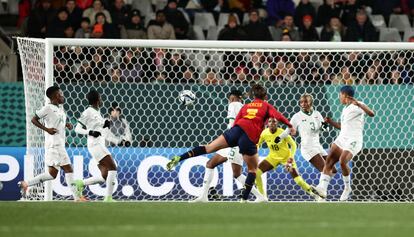 Teresa Abelleira marca el primer gol de la selección española.