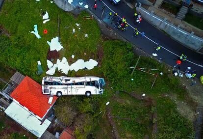 Autobús turístico accidentado en la ciudad de Caniço, situada en la isla portuguesa de Madeira, el 17 de abril de 2019. En el accidente murieron 17 mujeres y 12 hombres de nacionalidad alemana, según las autoridades locales. Hubo además 27 heridos, 25 de ellos alemanes y dos portugueses, un chofer y un guía.