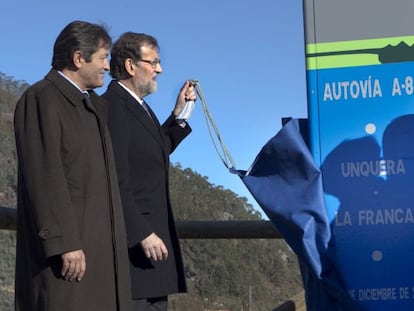 Mariano Rajoy, durante la inauguraci&oacute;n ayer del nuevo tramo de la Autov&iacute;a del Cant&aacute;brico.