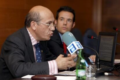 El presidente del Sevilla durante su intervención hoy en las jornadas sobre Derecho y Deporte del Colegio de Abogados de Oviedo que ha cerrado con una conferencia sobre los derechos televisivos.