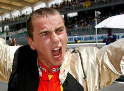 Jorge Lorenzo celebra su título mundial tras la carrera.