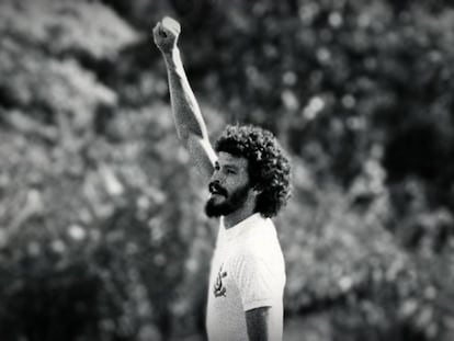 Sócrates comemorava seus gols com o punho cerrado.