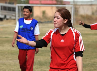 Palwasa gesticula durante un entrenamiento.