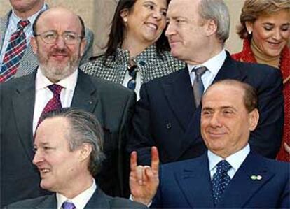 Berlusconi se divirtió haciendo el gesto de <i>cornuto</i> tras el ministro español Josep Piqué, en la cumbre de ministros de la UE que comenzó ayer en Cáceres.