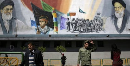 Alí Jamenei y el ayatolá Jomeini retratados en un mural en Teherán.