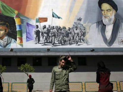 Al&iacute; Jamenei y el ayatol&aacute; Jomeini retratados en un mural en Teher&aacute;n.
 