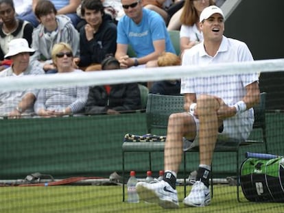 Isner se duele de una rodilla en este Wimbledon.