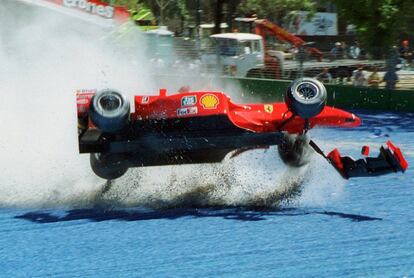 El piloto Michael Schumacher se sale de la pista con su Ferrari durante una sesión de entrenamientos del Gran Premio de Australia, en Melbourne, el 2 de Marzo de 2001.