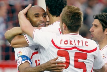 Kanouté celebra juntos a sus compañeros del Sevilla el segundo gol del conjunto andaluz.