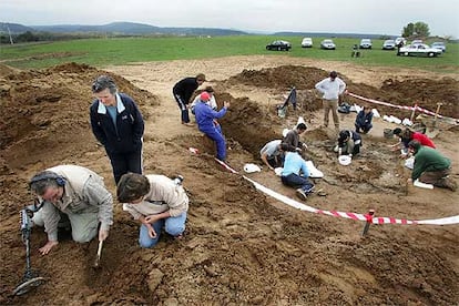 Un grupo de arqueólogos de la Universidad de Valladolid trabaja en la zona donde se encuentran los cuerpos de los 14 fusilados.