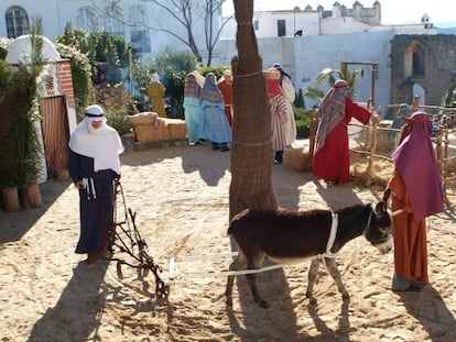 Vecinos vestidos con ropa de la época en el belén viviente de Medina Sidonia (Cádiz).