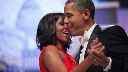 Barack y Michelle Obama bailando en una fiesta de gala.