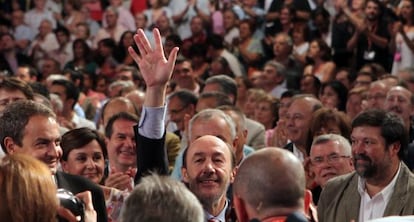 Rubalcaba saluda al auditorio, junto a Zapatero.