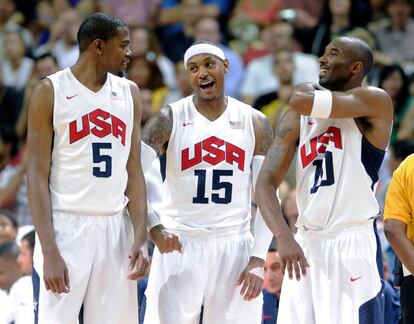 Los jugadores Kevin Durant, Carmelo Anthony y Kobe Bryant charlan durante un tiempo muerto del partido frente a Brasil.