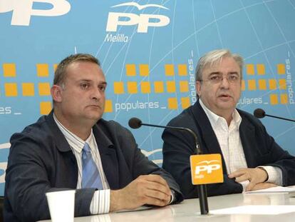 Javier Lence (izquierda) y el presidente del PP de Melilla, Arturo Esteban, el pasado 14 de abril.