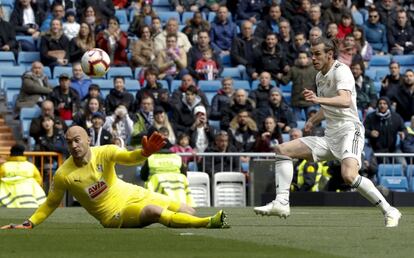 El centrocampista galés del Real Madrid, Gareth Bale, intenta un remate ante el portero del Eibar, Marko Dmitrovic.