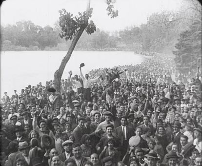 Festejos del 1 de mayo de 1931 en Madrid retratados en 'El amanecer de una nueva era en España'