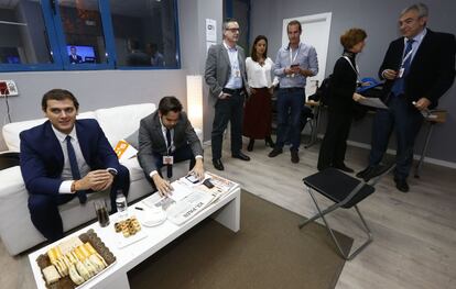 El candidat de Ciutadans a la presidència del Govern espanyol, Albert Rivera, amb el seu equip al camerino.