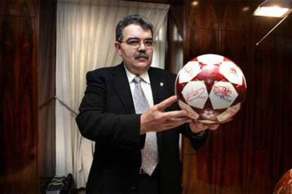 Soler, el martes en su despacho, muestra el balón con el que el Valencia ganó la Supercopa de Europa ante el Oporto.