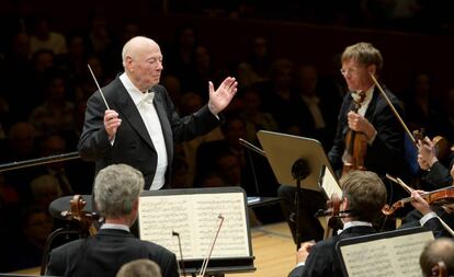 Bernard Haitink tras dirigir el último acorde de la Séptima Sinfonía de Anton Bruckner a la Orquesta Filarmónica de Viena.