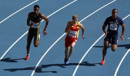 Bruno Hortelano (c), durante su serie de clasificación de los 200 m.