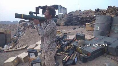 Un rebelde huthi con un lanzagranadas español C90, cerca de la frontera entre Arabia Saudí y Yemen.