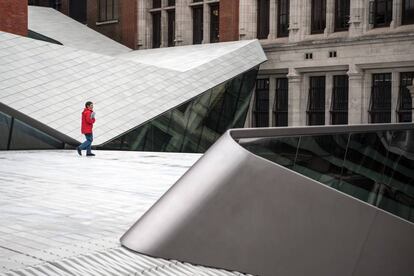 Un visitante camina por el nuevo patio de porcelana del museo Victoria & Albert, en Londres.