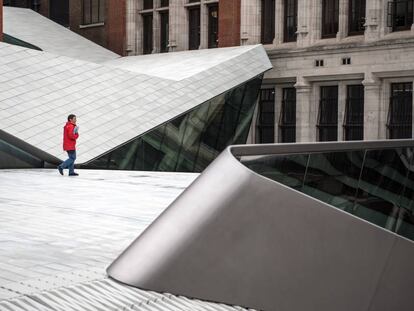 Un visitante camina por el nuevo patio de porcelana del museo Victoria & Albert, en Londres.