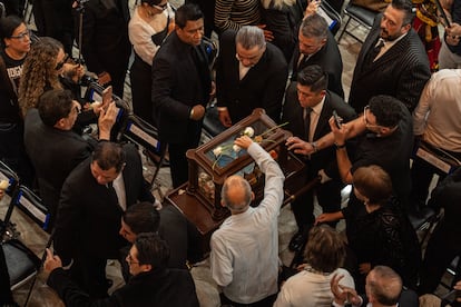 Familiares dejan flores en la urna de Paquita la del Barrio.