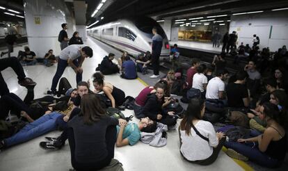 Jóvenes cortan el servicio en la estadio de Sants de Barcelona.