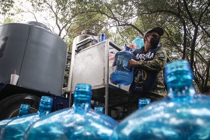 Personal de la Marina entregan garrafones a los afectados por la contaminación del agua.