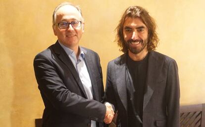 Luis Gallego, consejero delegado de Iberia, y Javier Hidalgo, consejero delegado de Globalia, posan tras acordar la venta de Air Europa.