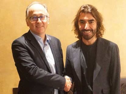 Luis Gallego, consejero delegado de Iberia, y Javier Hidalgo, consejero delegado de Globalia, posan tras acordar la venta de Air Europa.