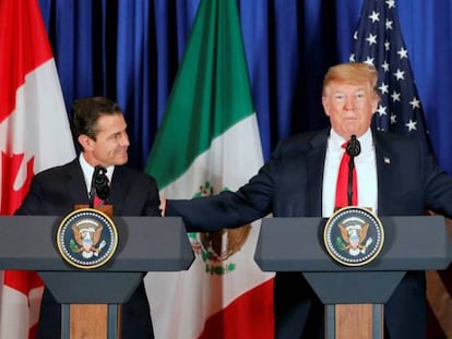 Enrique Peña Nieto, Donald Trump y Justin Trudeau, en la ceremonia de ratificación del tratado de libre comercio.