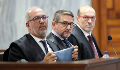 El juez Salvador Alba,en el centro, junto a sus abogados durante el juicio en 2019.