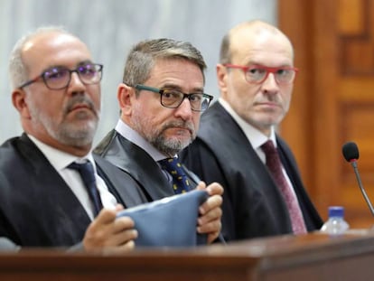 El juez Salvador Alba,en el centro, junto a sus abogados durante el juicio.