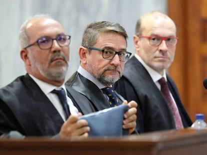 El juez Salvador Alba,en el centro, junto a sus abogados durante el juicio en 2019.