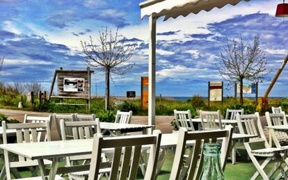 Terraza del restaurante G&uuml;eyu Mar, en Ribadesella (Asturias)