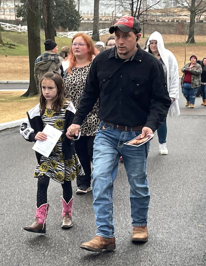 Familias enteras, entre las que se ha visto a multitud de niños, han acudido al multitudinario funeral por Lisa Marie Presley celebrado en Graceland.