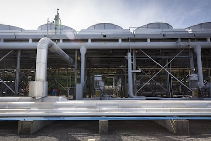 La mezcla de agua y vapor es conducida mediante tuberías desde los pozos geotérmicos hasta la estación de separación, en la que se reconducen por caminos diferentes.