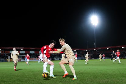 El jugador del Salford Cole Stockton (izquierda) ante Byron Webster del Bromley durante un partido de la League 2.