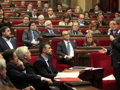El presidente de la Generalitat, Artur Mas (d), durante la sesión de control en el Parlament.