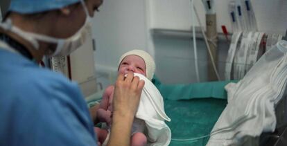 Bebé recién nacido en el hospital.