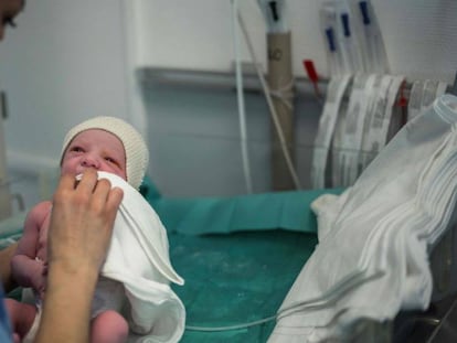 Bebé recién nacido en el hospital.