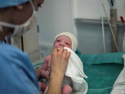 Bebé recién nacido en el hospital.