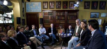 Dolores de Cospedal, Esteban González Pons y José Manuel Soria, con los invitados al debate 'Juntos salimos' organizado por el PP.