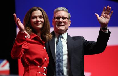 Keir Starmer y su esposa, Victoria Starmer, saludan este martes a los delegados del congreso del Partido Laborista celebrado en Liverpool.