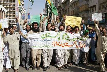 Militantes de partidos religiosos se manifiestan ayer en Karachi durante la celebración del Día de Cachemira.