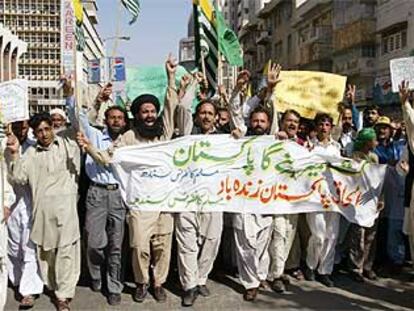Militantes de partidos religiosos se manifiestan ayer en Karachi durante la celebración del Día de Cachemira.